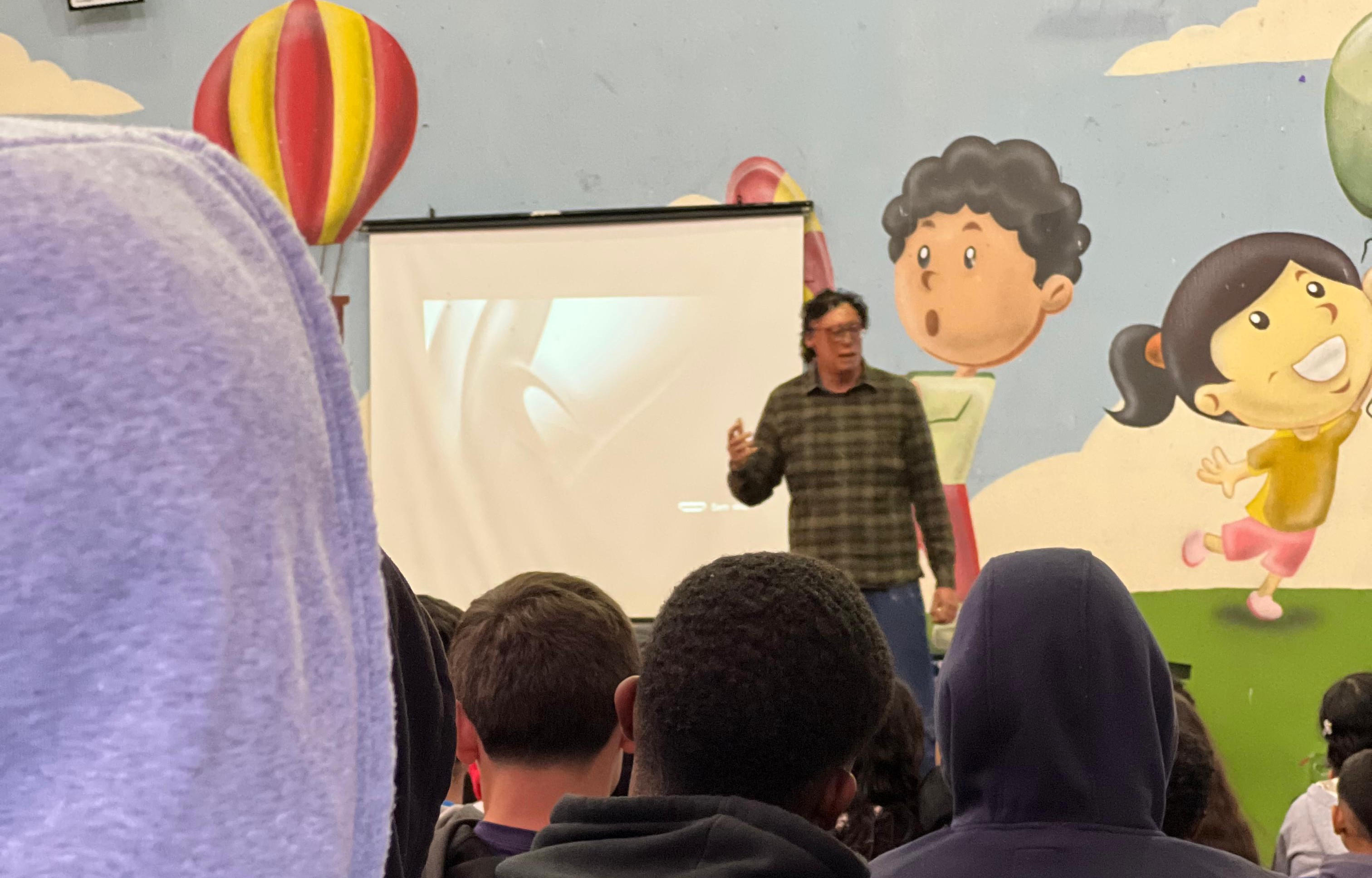 Thales palestrando para um público jovem