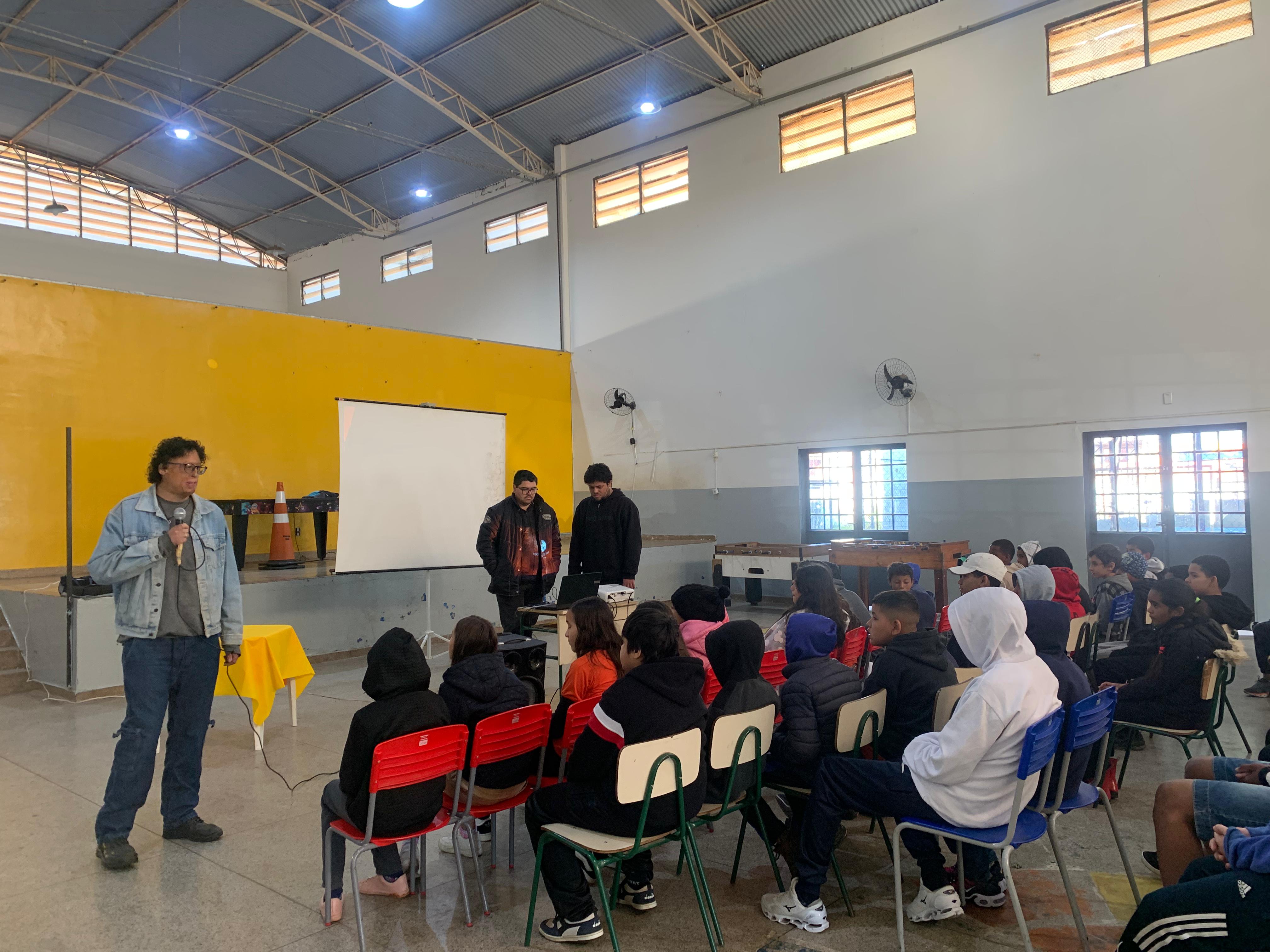 Thales palestrando para um público jovem