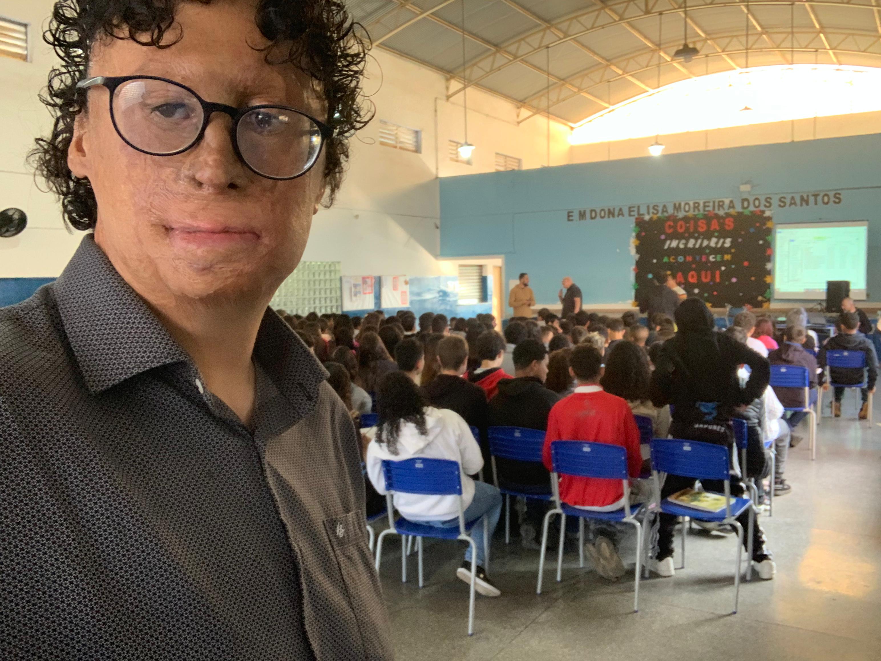 Thales palestrando para um público jovem