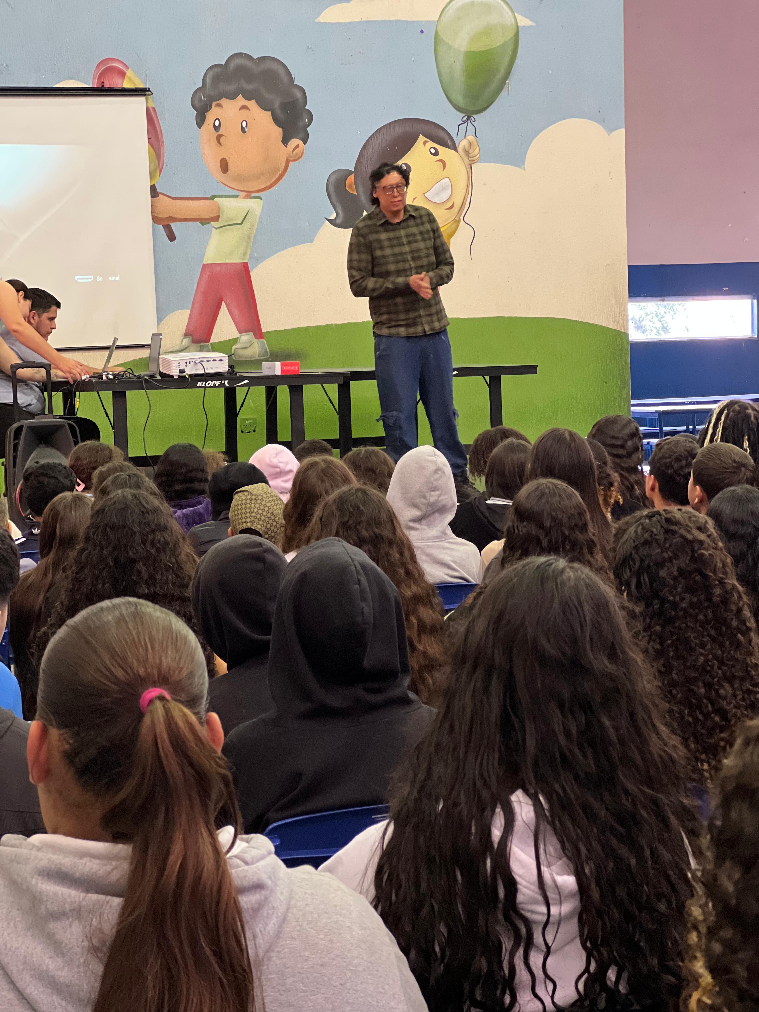 Thales palestrando para um público jovem