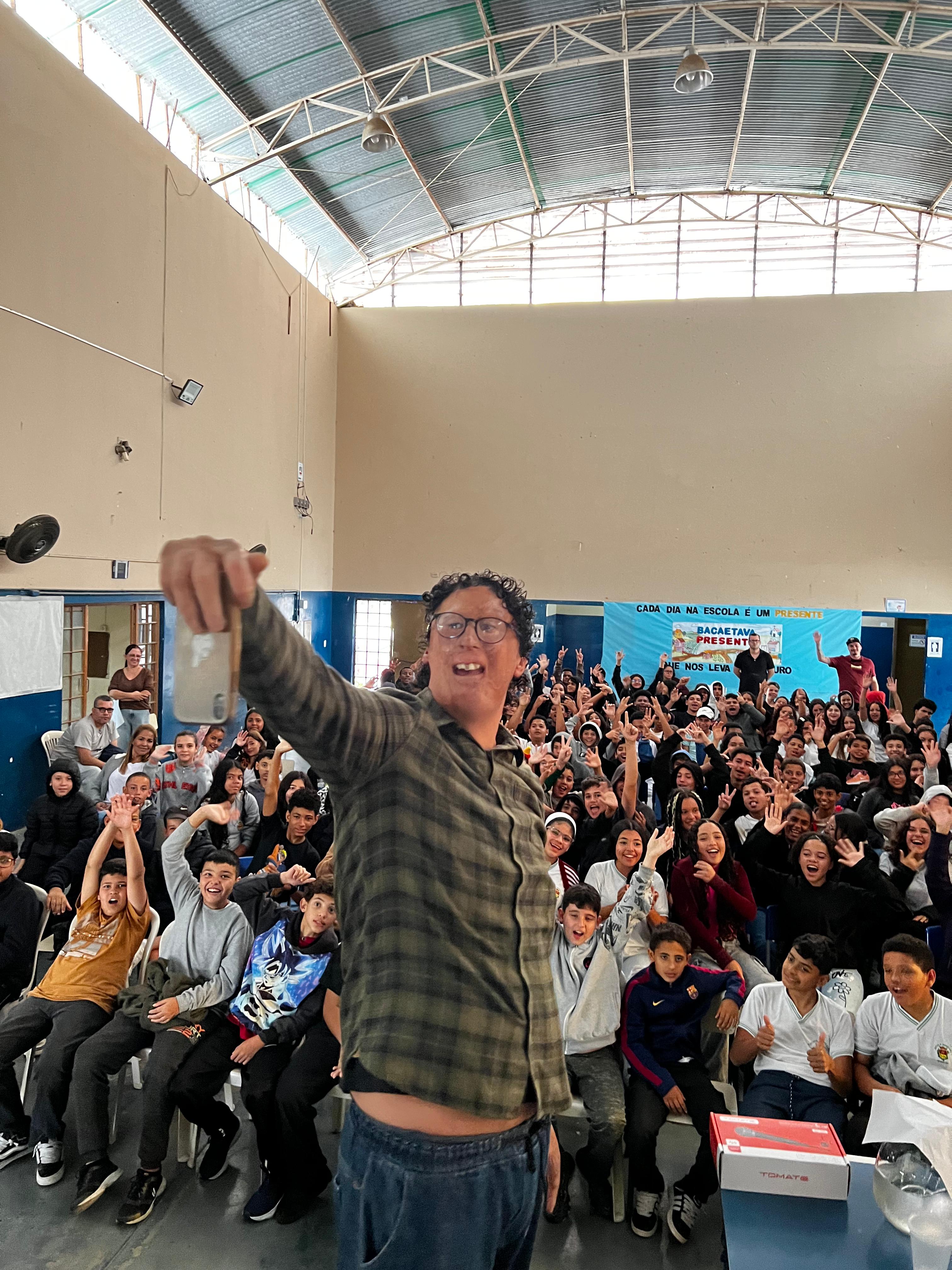 Thales palestrando para um público jovem