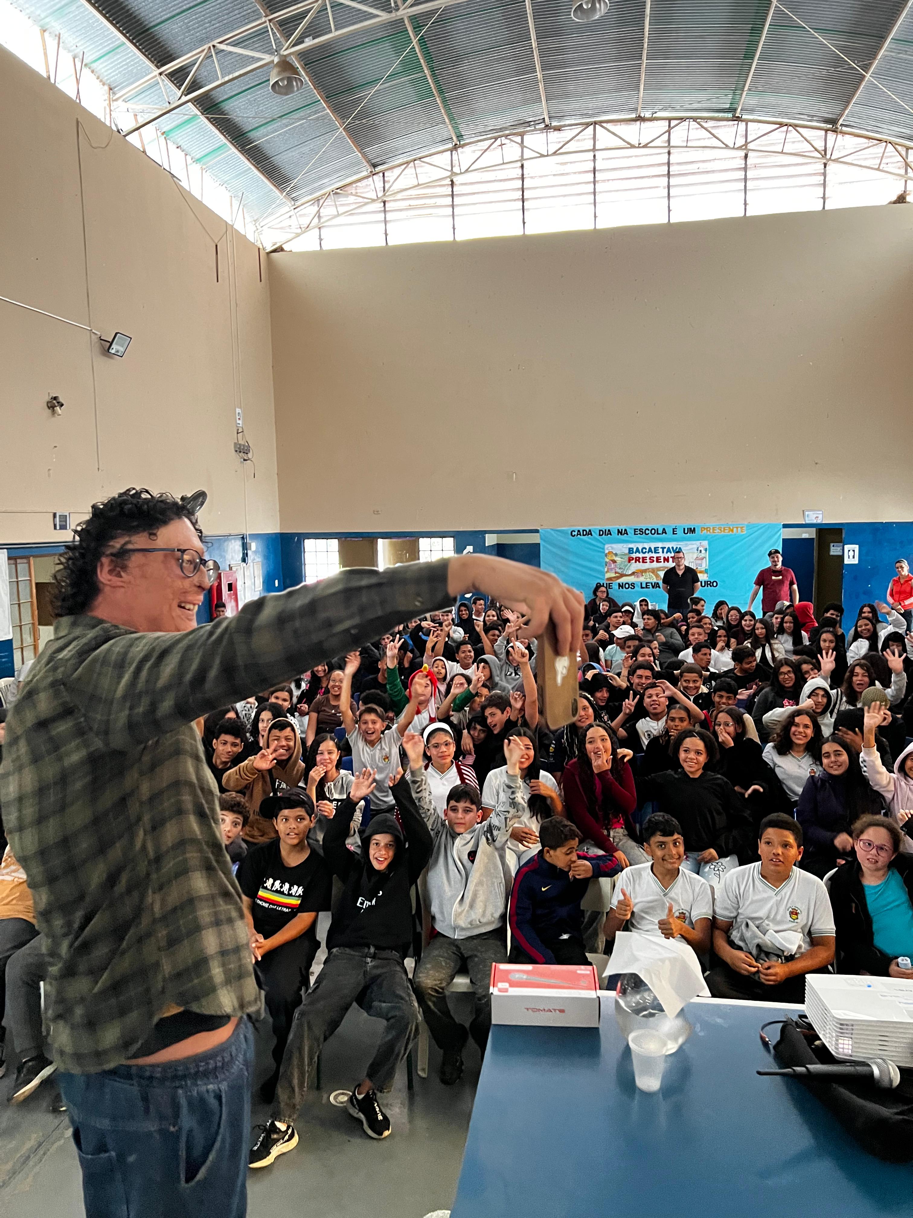 Thales palestrando para um público jovem