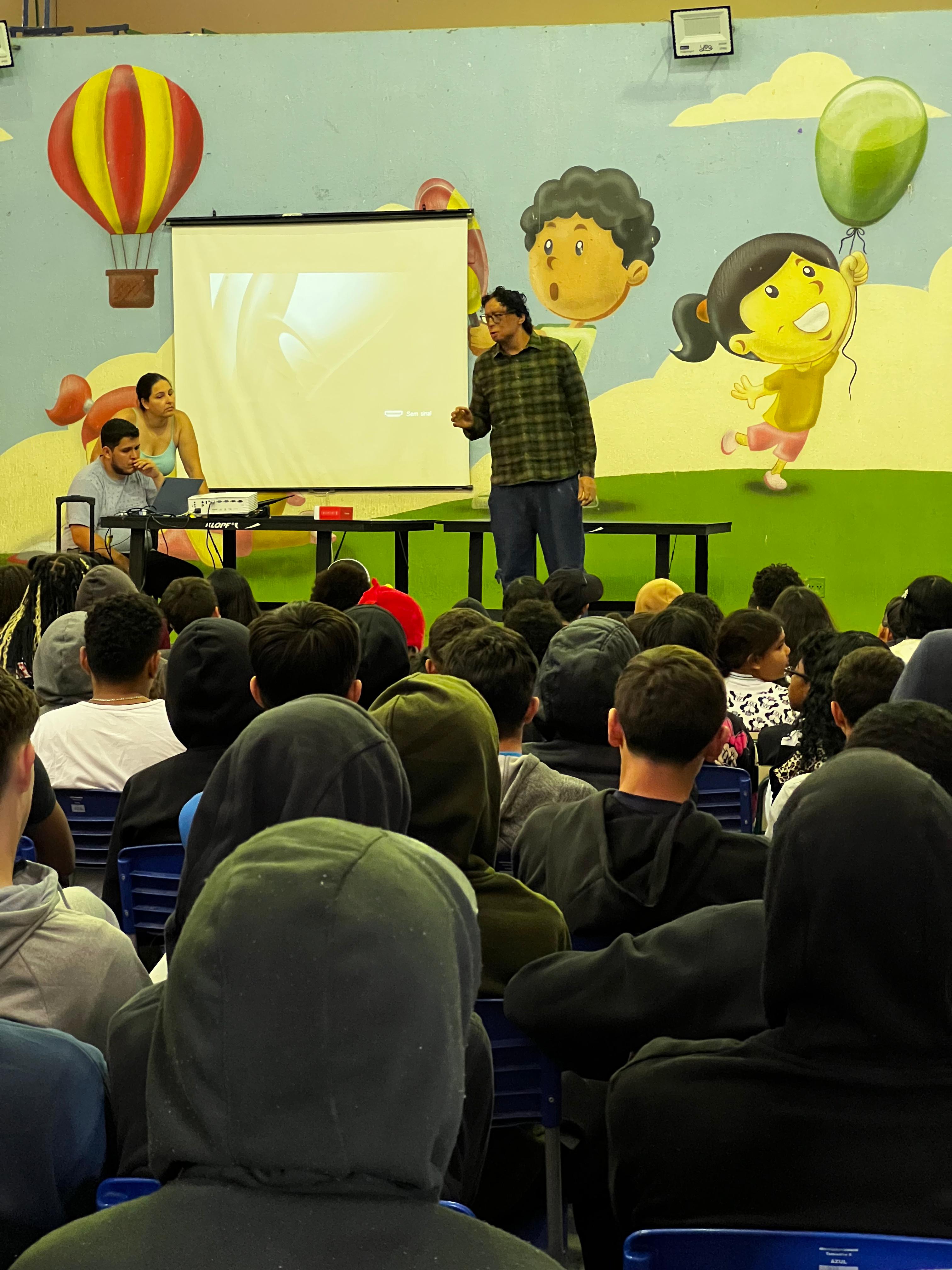 Thales palestrando para um público jovem