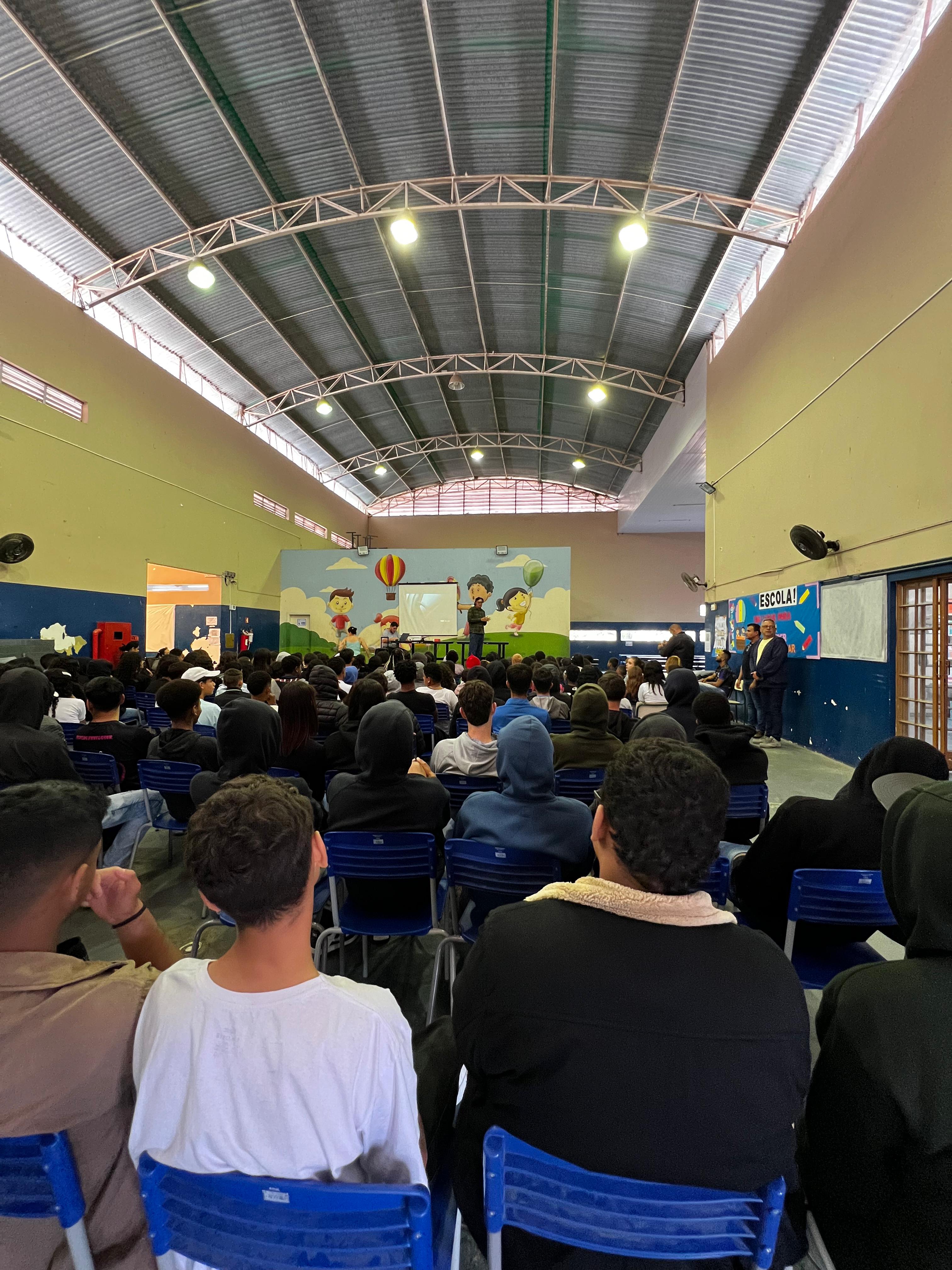 Thales palestrando para um público jovem