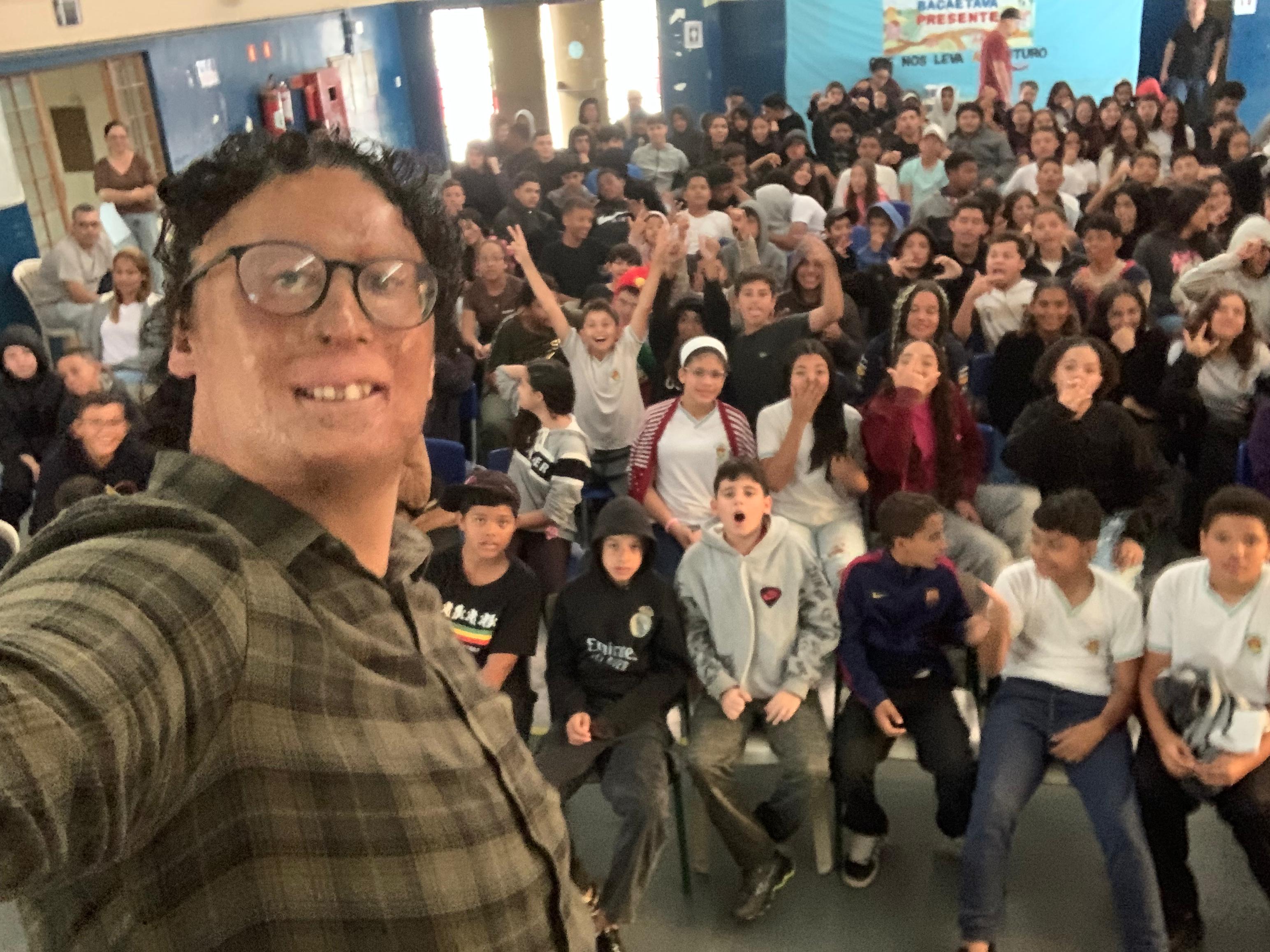 Thales palestrando para um público jovem