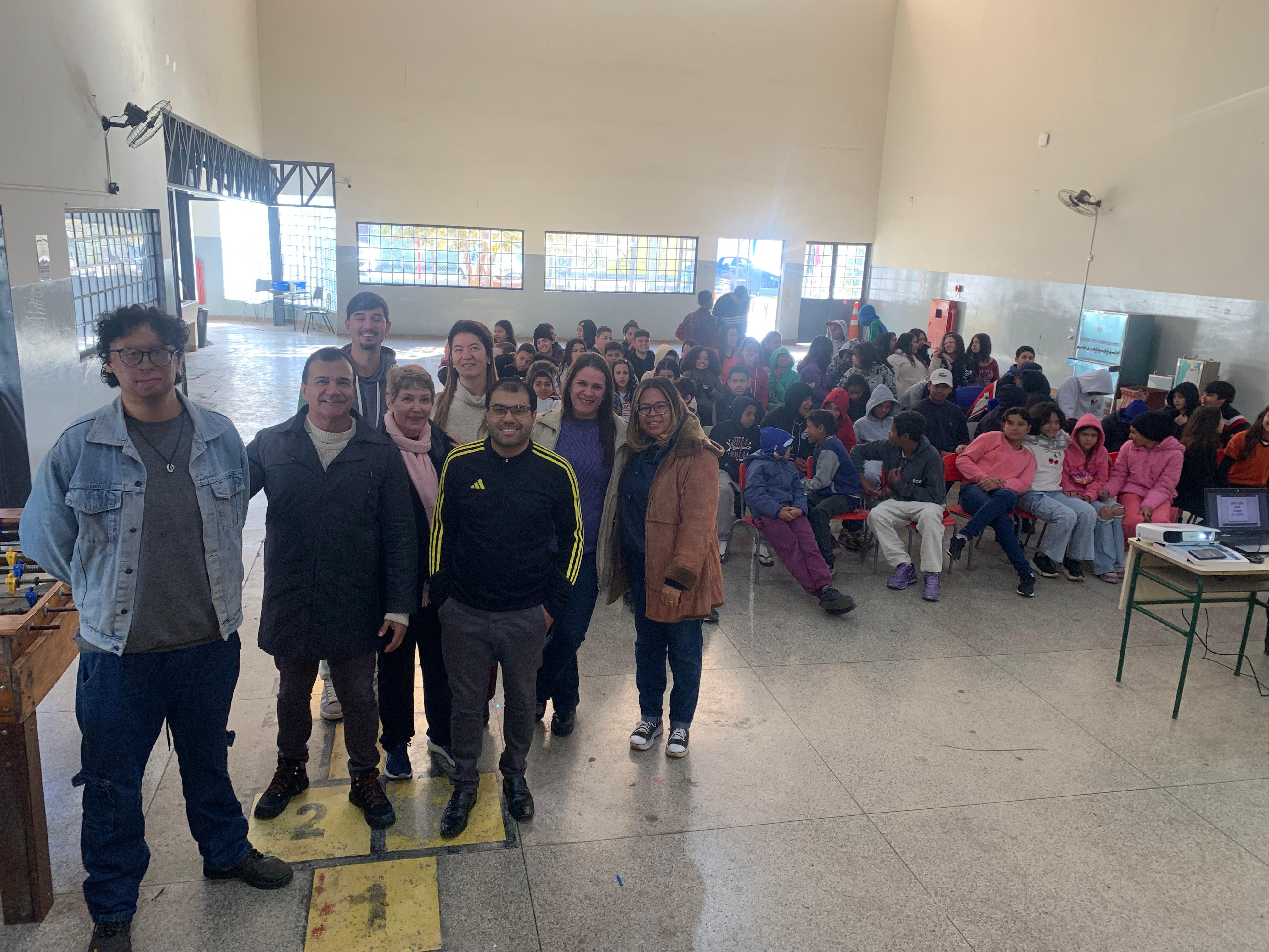 Thales palestrando para um público jovem