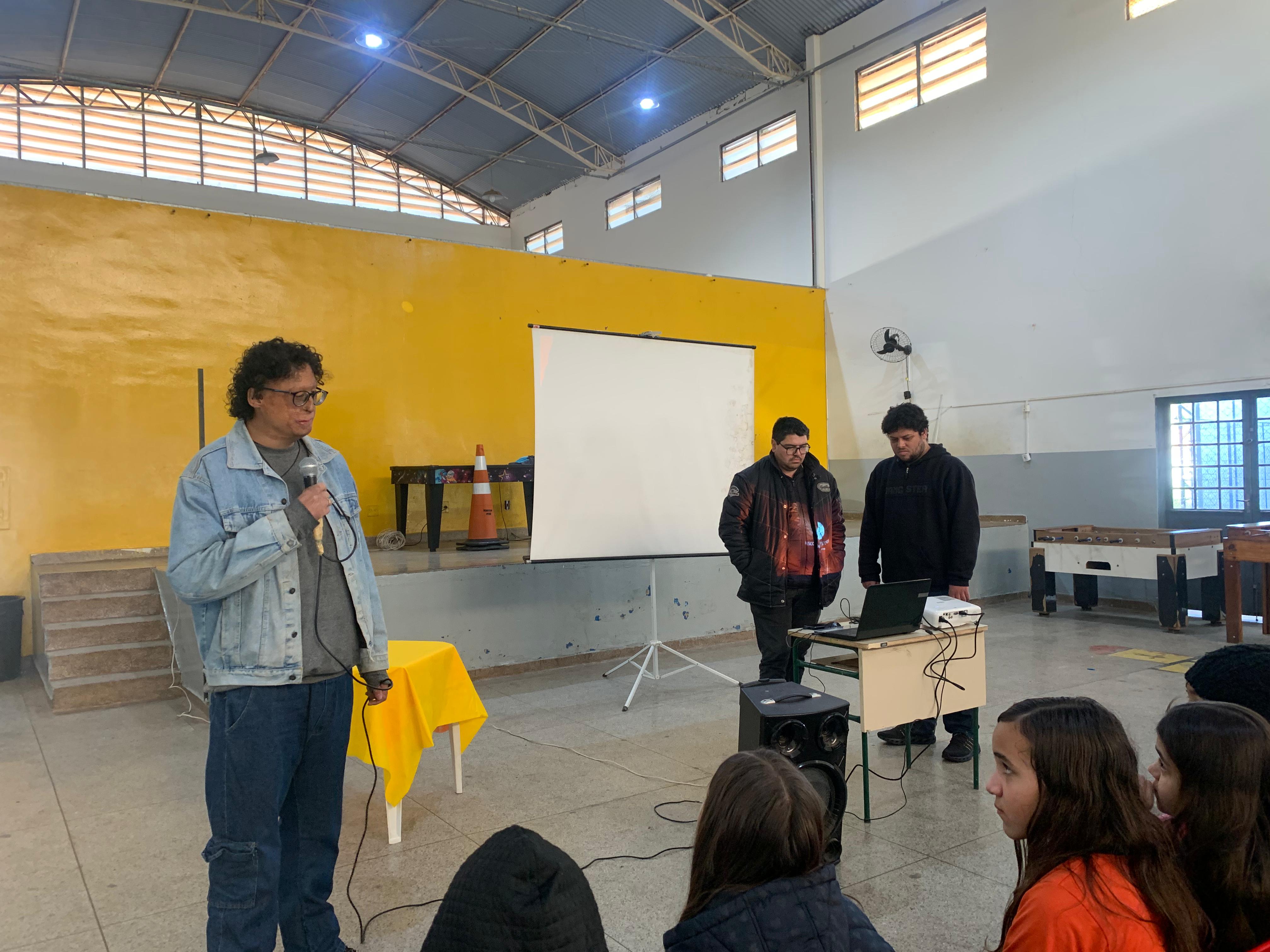 Thales palestrando para um público jovem