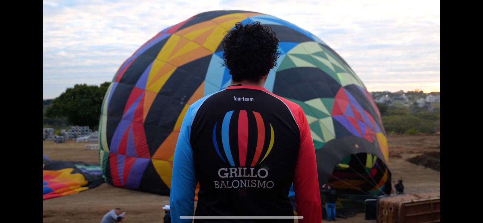 Thales palestrando para um público jovem